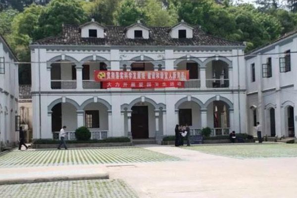 育英学校品字楼